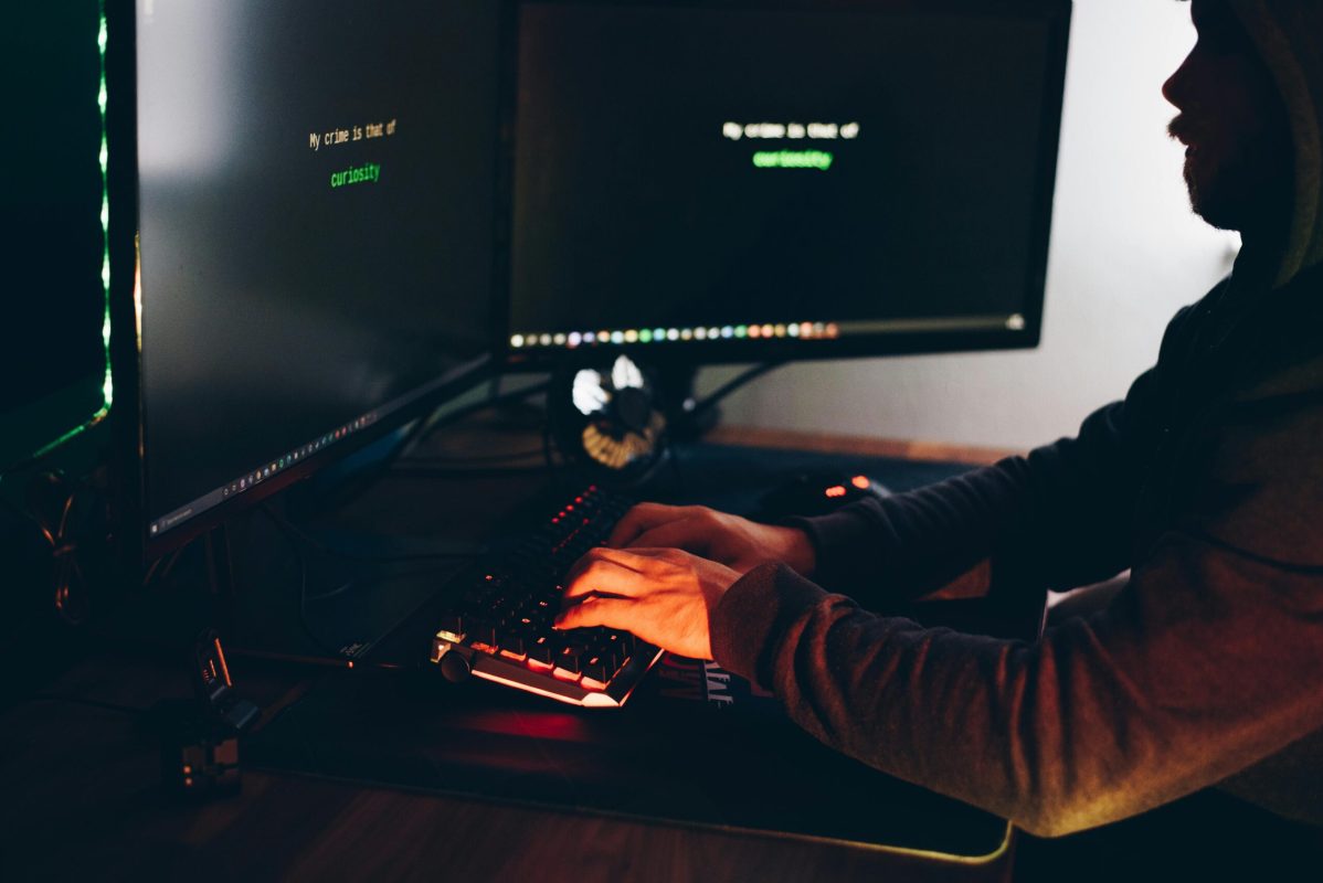 Ilustrasi Cara Mengamankan Perangkat Anda dari Serangan Malware (Photo by Anete Lusina: https://www.pexels.com/photo/crop-hacker-silhouette-typing-on-computer-keyboard-while-hacking-system-5240547/)