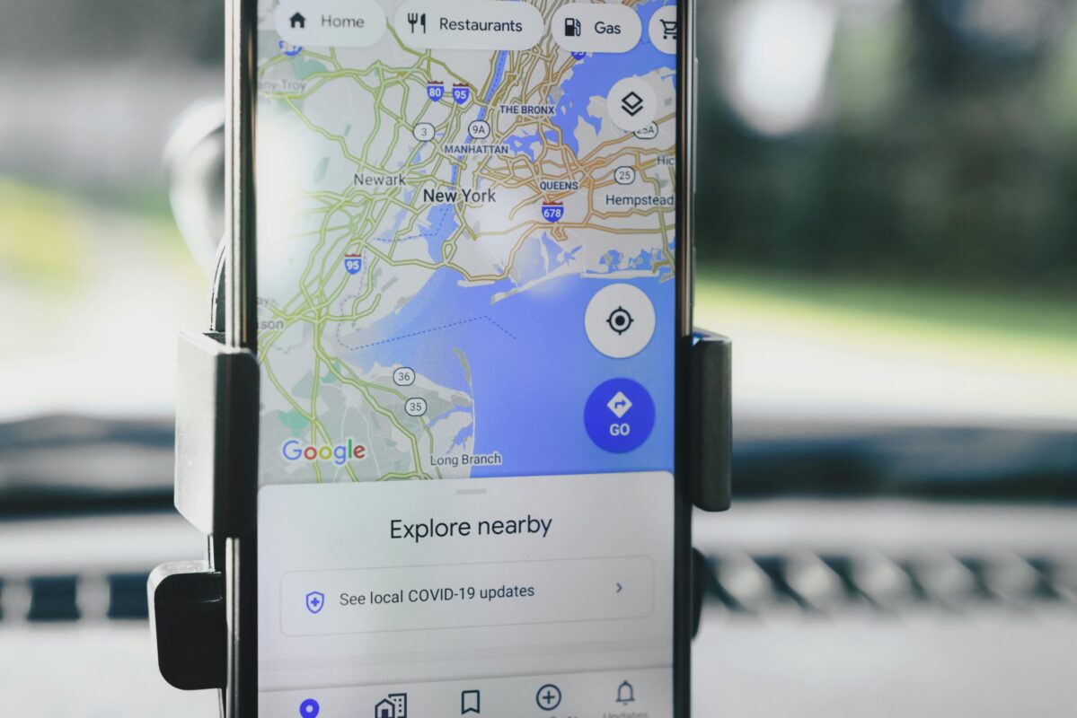 Ilustrasi foto Google Maps (Foto oleh PhotoMIX Company: https://www.pexels.com/id-id/foto/smartphone-ponsel-pintar-new-york-layar-5921677/)